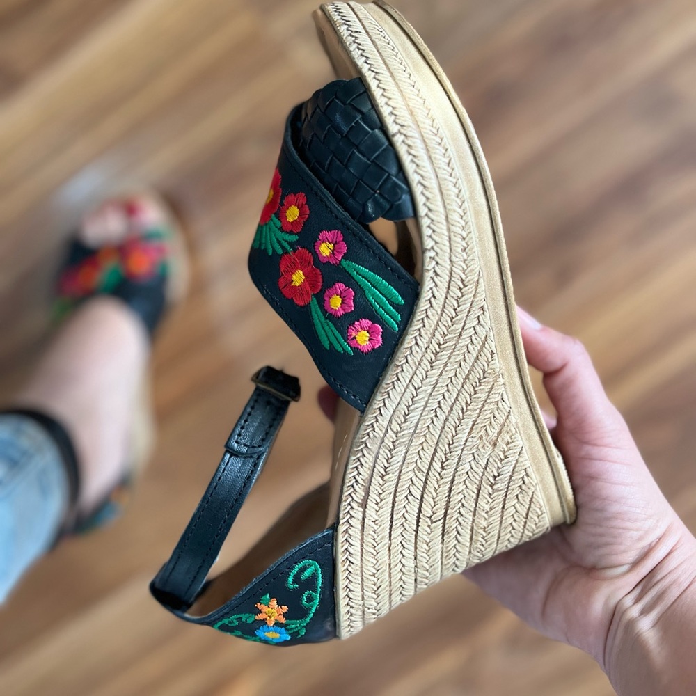 Huaraches wedge embroidered